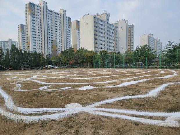 학교 운동장 잡초 제거, 전국산업안전으로 안전한 놀이터 만들어 보세요!
