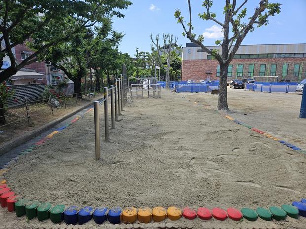 백수읍초등학교 운동장 잡초 제거: 전문 시공으로 안전하고 건강한 놀이터 만들기!