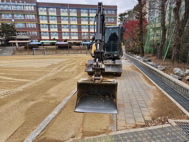 백수읍중학교 운동장 소금 살포, 안전하고 쾌적한 공간 만들어줄 전국산업안전!
