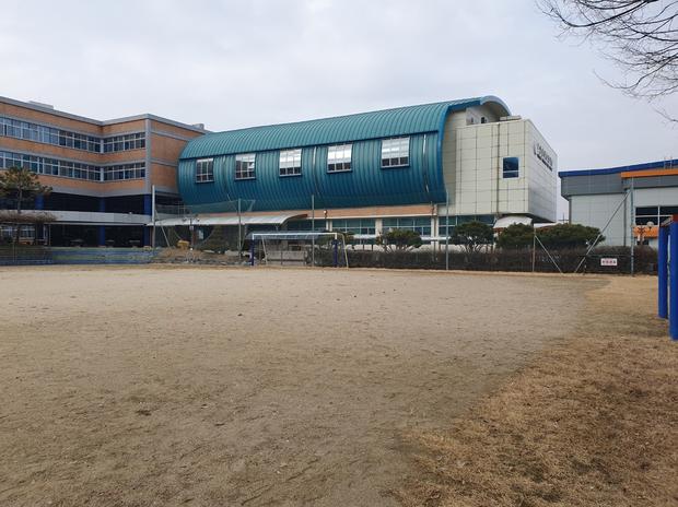백수읍중학교 운동장 잡초 제거, 전국산업안전으로  정확하고 안전한 숙소 만들어보세요! 관련 이미지