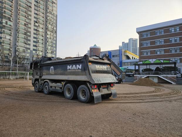 백수읍고등학교 운동장 잡초 제거 전문가로 잔디를 건강하게 유지하세요!