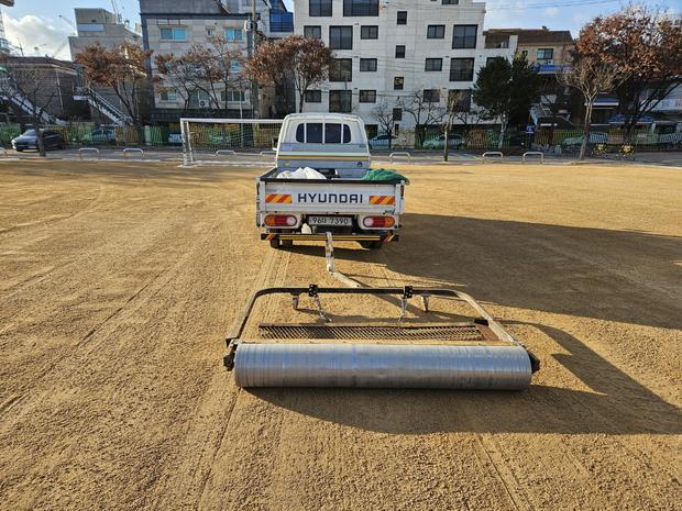 학교 운동장 소금살포! 전문 시공으로 안전하고 멋진 공간 만들어보세요!