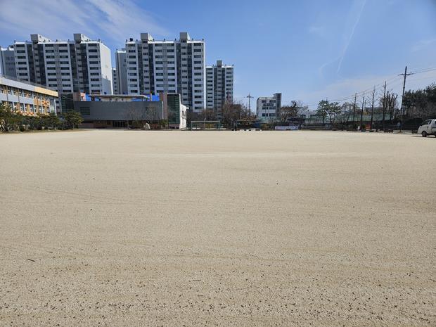 학교 운동장 잡초 제거, 전국산업안전으로 안전한 놀이터 만들어요!