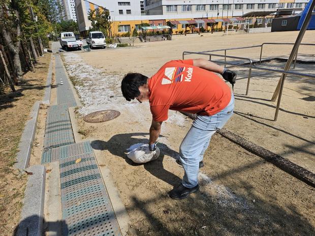 학교 운동장 모래보충 전문, 대마면초등학교 운동장 안전 보관! 관련 이미지