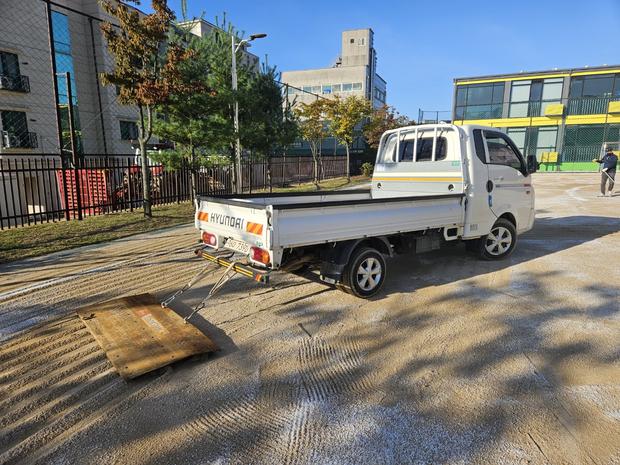 묘량면초등학교 운동장 잡초 제거, 전국산업안전으로 안전하고 깨끗한 놀이터 만들어봐요!