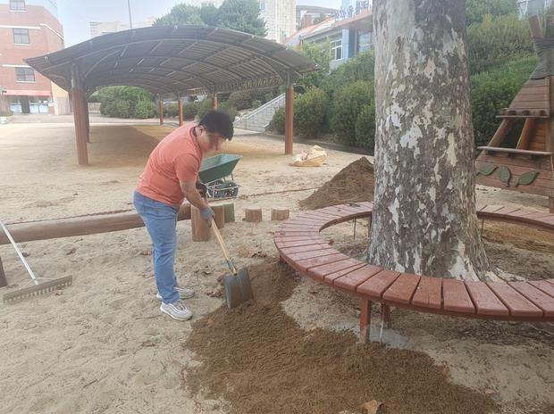 학교 운동장 모래보충, 전국산업안전으로 깨끗하고 안전하게!