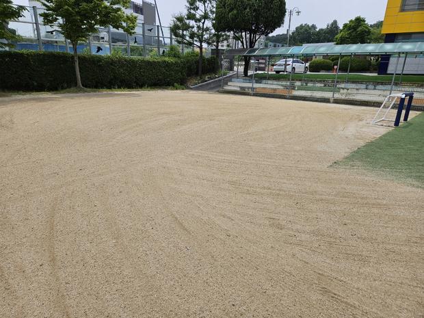 묘량면중학교 운동장 소금살포 | 전국산업안전 최고 수준, 안전한 학교 놀이터