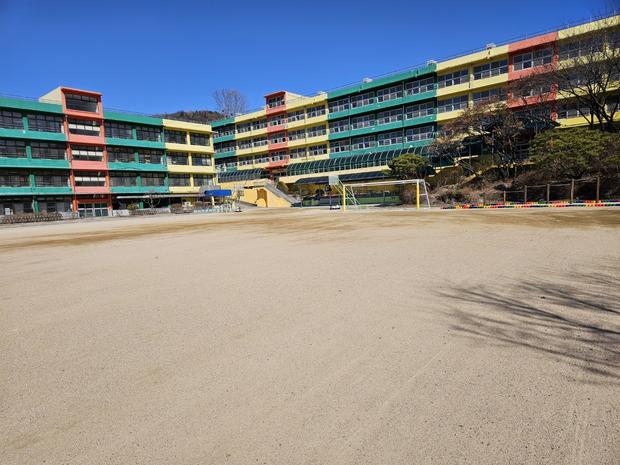 불갑면고등학교 운동장 안전 관리, 전국산업안전으로 최고 수준 유지!