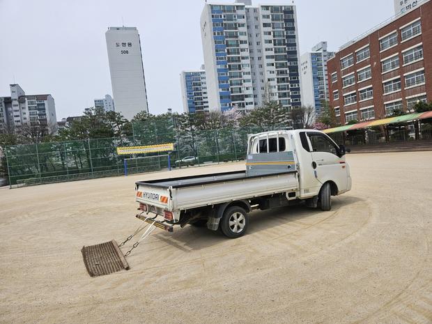 불갑면고등학교 운동장 잡초 제거: 전국산업안전으로 더욱 안전하고 신뢰할 수 있는 운동...