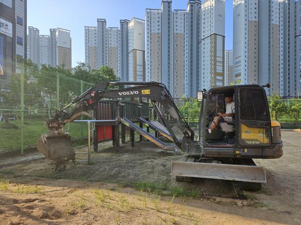 군남면초등학교 운동장 잡초 제거, 전국산업안전으로 깨끗하고 안전한 공간 만들어보세요!