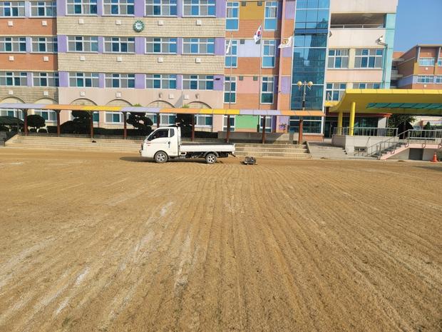 염산면고등학교 운동장 모래보충 | 전국산업안전, 믿을 수 있는 서비스!