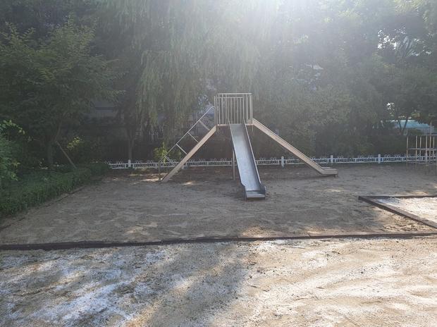 법성면초등학교 운동장 소금살포: 전국산업안전으로 더욱 안전한 학교 운영!