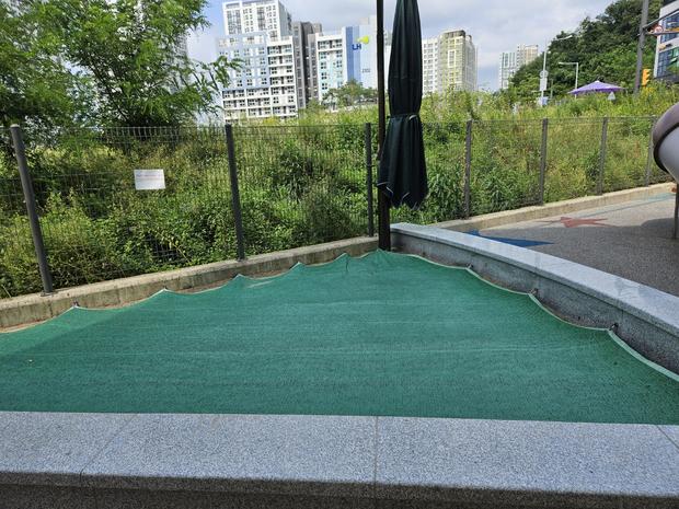 낙월면중학교 운동장 안전 관리 ⚠️  ( 전문 시공로 위험 감소 )