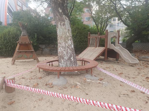 장성읍중학교 운동장 잡초 제거: 전국산업안전으로 깨끗하고 안전한 놀이 공간 만들기 관련 이미지