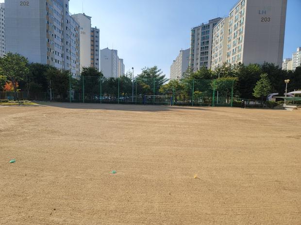 장성읍 어린이집 운동장 잡초 제거, 전국산업안전으로  pristine 공간 만들고!