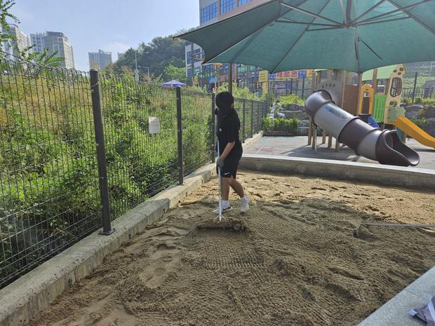 진원면중학교 운동장 소금 살포 ❌ 안전 문제! 전국산업안전으로 막아보자!