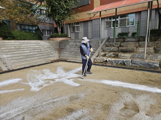 학교 운동장 잡초 제거, 안전과 효율성까지! 전국산업안전  ?