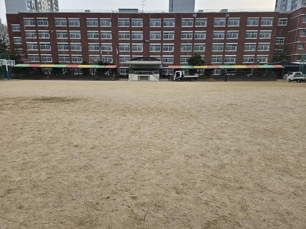 학교 운동장 소금살포! 안전한 공간 만들어 드립니다.