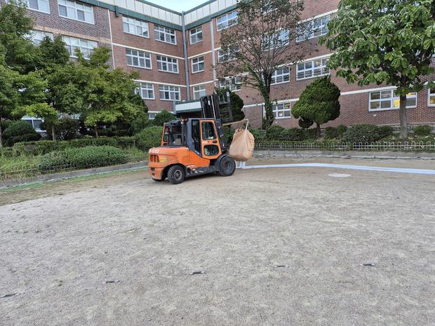 삼계면초등학교 운동장 모래보충, 전국산업안전으로 튼튼한 공간 만들어봐!