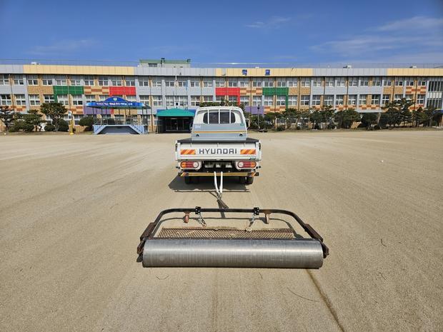 황룡면고등학교 운동장 소금살포, 안전성 확보! 전문 시공으로 걱정 끝! 관련 이미지