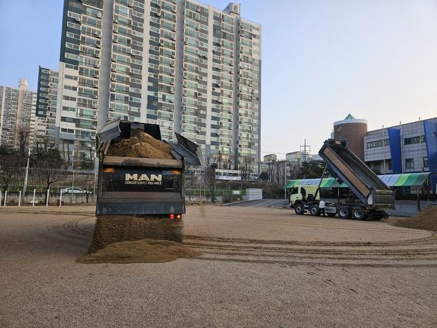 학교 운동장 잡초 제거, 안전 & 효율성! 전국산업안전 전문가로 확인하세요 관련 이미지