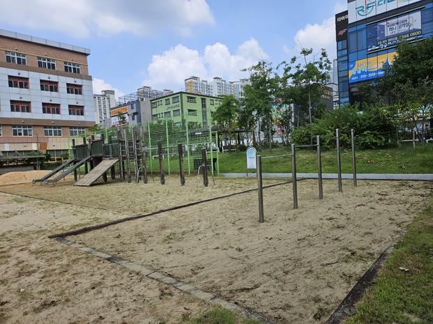 황룡면병설유치원운동장 안전 시공: 전국산업안전, 학교 운동장 최고 수준!