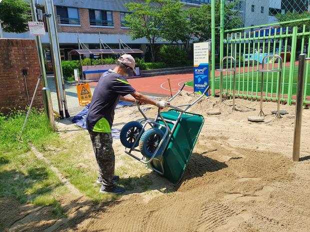 서삼면중학교운동장 잡초 제거, 전국산업안전으로 안전하고 건강한 운동시간!