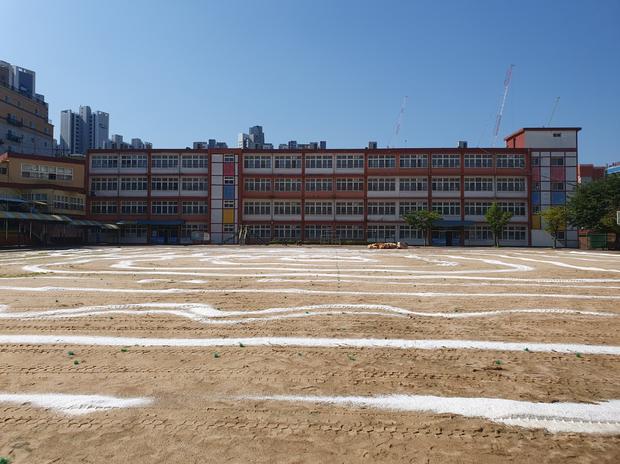 서삼면고등학교 운동장 관리: 전국산업안전, 학교 건축물 안전 확보!