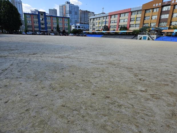 학교 운동장, 안전하게! 전국산업안전으로 최상의 공간 만들기 관련 이미지