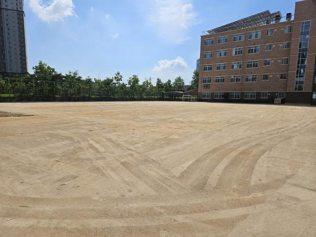 완도군중학교 운동장 잡초 제거: 전문 시공으로 안전하고 건강한 활용! 관련 이미지