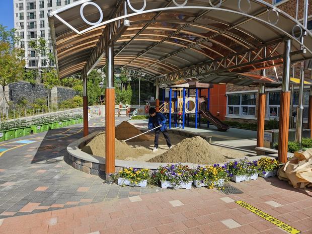 완도읍중학교 운동장 소금 살포: 전문 안전 시공으로 깨끗하고 지속 가능한 운동장 만들기 관련 이미지