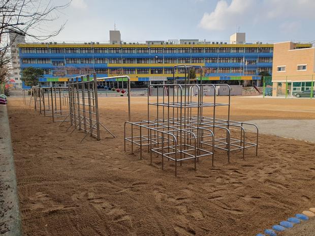 완도읍중학교 운동장 모래보충, 전국산업안전 규정 준수 & 안전 확보!