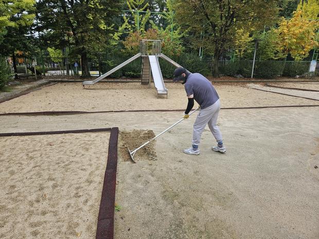 완도읍고등학교 운동장 잡초 제거: 전국산업안전으로 건강한 교육 환경 만들기