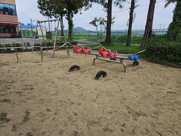 완도읍병설유치원 운동장 소금살포: 전국산업안전으로 학교 시설 관리 품질 높임!