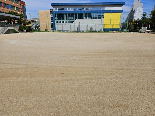 ? 학교 운동장 모래보충, 안전하고 장점까지! 전국산업안전으로  worry-free!