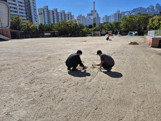 학교 운동장 잡초 제거, 전국산업안전으로 건강한 놀이 공간 만들기!