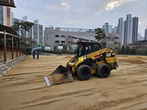 학교 운동장 모래보충, 전국산업안전으로 건강하고 안전한 놀이터 만들어요!