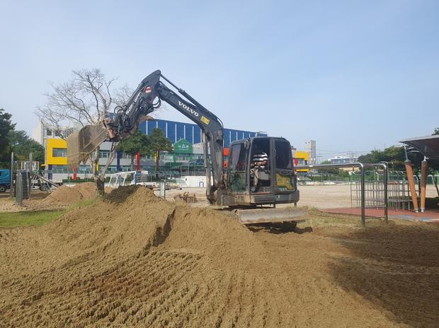 ? 금일읍중학교 운동장 소금살포: 전국산업안전으로 쾌적한 운동 환경 만들기! 관련 이미지