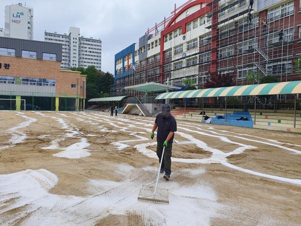 금일읍중학교 운동장 모래보충, 전국산업안전으로 혁신적인 운영 시작!