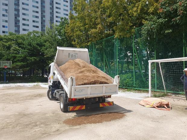 ? 학교 운동장 잡초 제거, 전국산업안전으로 안전하고 건강한 공간 만들어보세요!