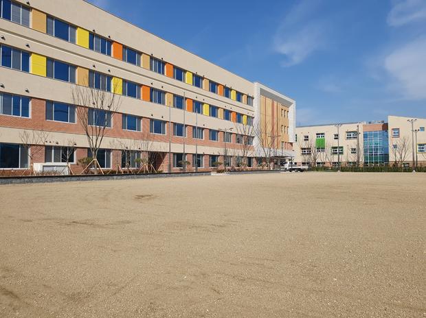 학교 운동장 잡초 제거, 안전 & 효율성 걱정 끝! 전국산업안전 전문 업체