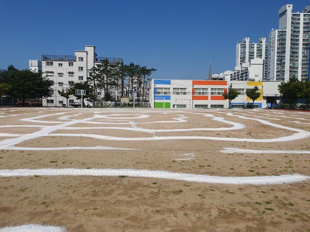 학교 운동장 모래보충: 전국산업안전으로 안전하게 놀 수 있게!