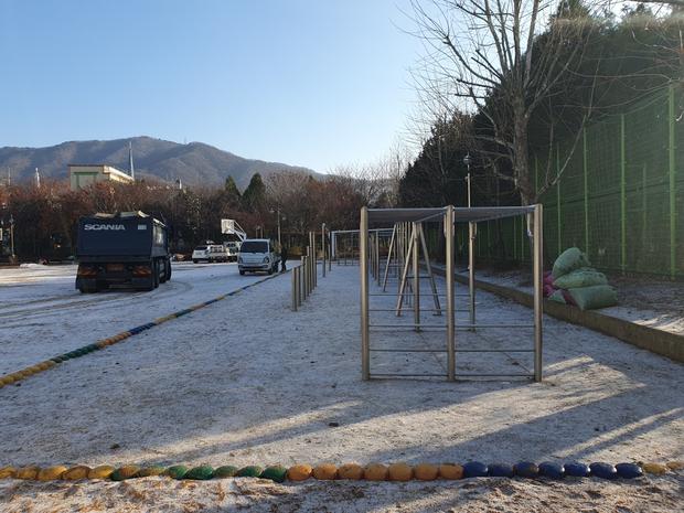 학교 운동장, 안전하게 유지보수하세요! 전국산업안전 실제 사례 관련 이미지