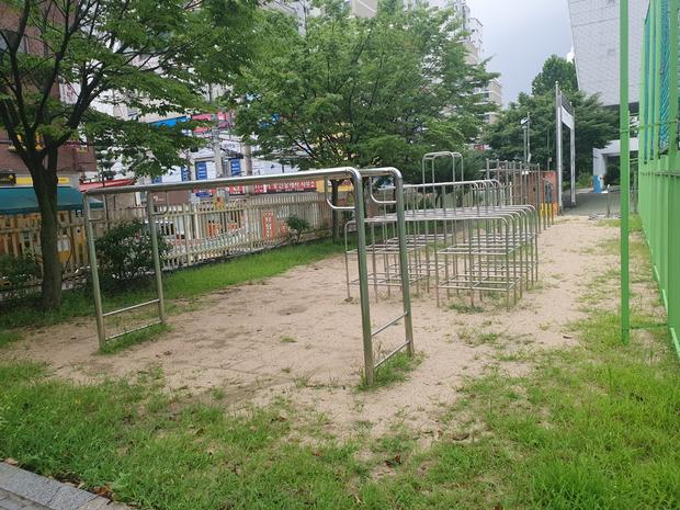 학교 운동장 renovate: 전국산업안전으로 건강한 놀이터 만들기!