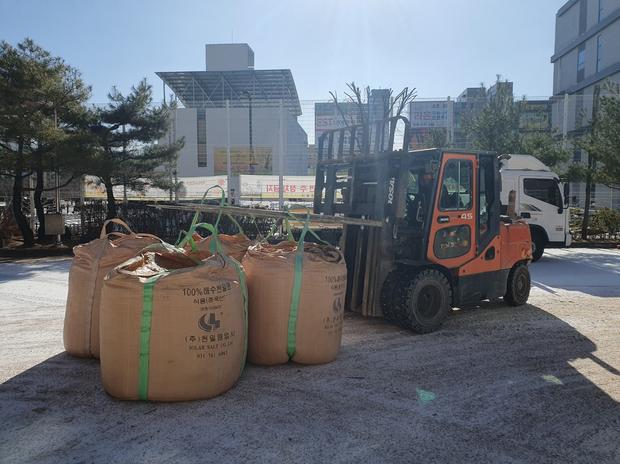 군외면중학교 운동장 소금살포 ?️ 전문가가 알려준  안전 & 최신 기술로 깨끗하게 유...