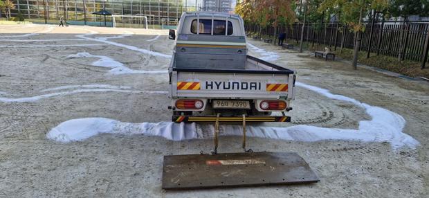 신지면중학교 운동장 소금살포: 전국산업안전으로 튼튼한 체육 환경 만들어보세요!