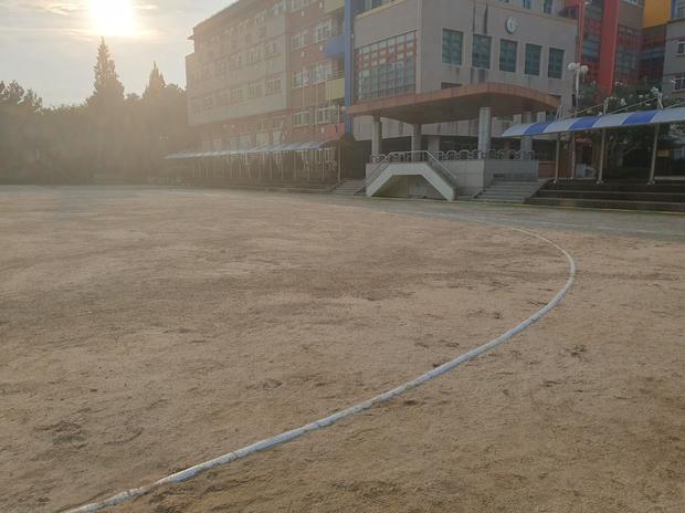 약산면초등학교 운동장 소금살포: 전문 시공으로 안전하고 지속 가능한 운동 공간 만들기!