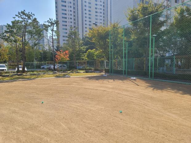 약산면중학교 운동장 모래보충: 전국산업안전으로 튼튼한 놀이터 만들기!