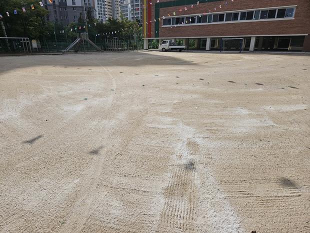 학교 운동장 잡초 제거는 전국산업안전으로! 안전하게 관리하세요!
