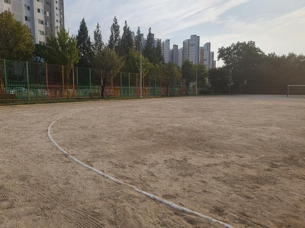 ? 청산면초등학교 운동장 잡초 제거: 전국산업안전으로 안정적인 놀이 공간 만들기 관련 이미지